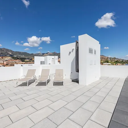 Pass The Keys Entire Luxurious 3 Bedroom Penthouse Apartment *